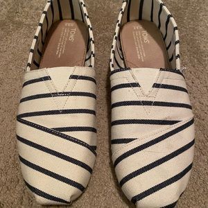 *Awesome condition* Sz 9.5 Toms Slip on